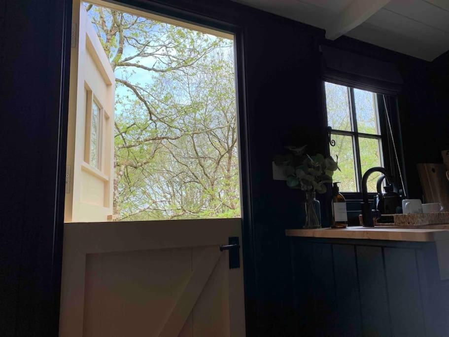 Cornwall Woodland Shepherd'S Hut - Dennis Hut Bodmin Extérieur photo